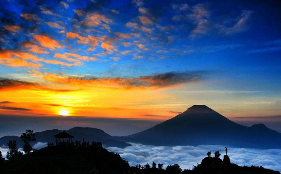 Wisata ke Bukit Sikunir Dieng: Menyambut Golden Sunrise di Atas Awan